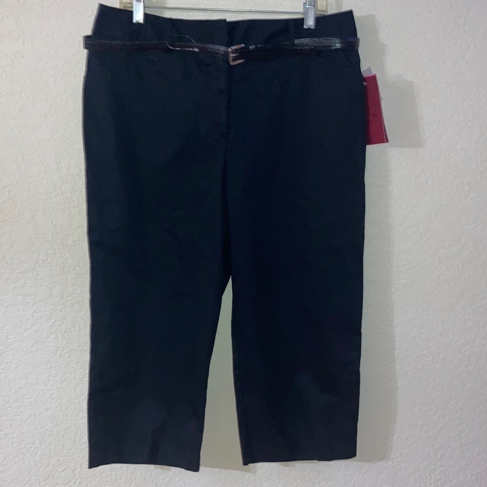 212 Collection Classic Fit Capris with Belt. Size 14
